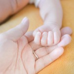 新生児と親の手
