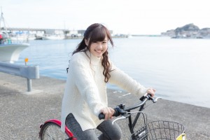 自転車に乗って笑顔の女性