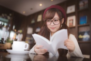 カフェで読書をする眼鏡女子