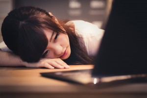 パソコン前で疲れた様子の女性