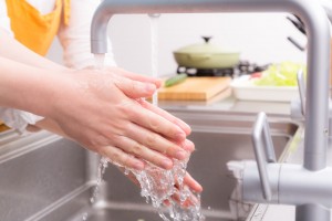 料理の前に手を洗う